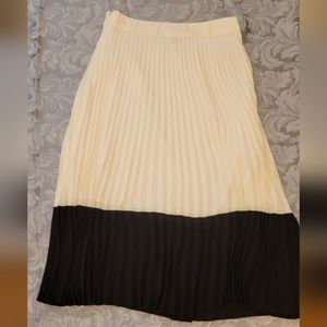 Forever 21 Skirt plated black and cream/off white